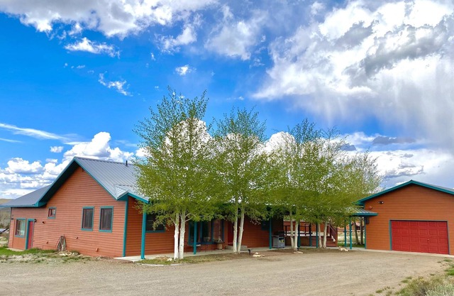 Retreat at the Rocks! Quiet retreat near Hartman’s w/Hottub & 150” movie screen!