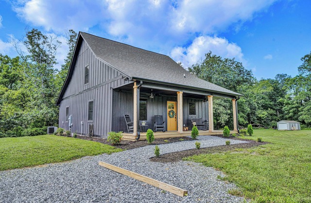 Retreat By The Creek …near the charming town of New Castle and hiking trails