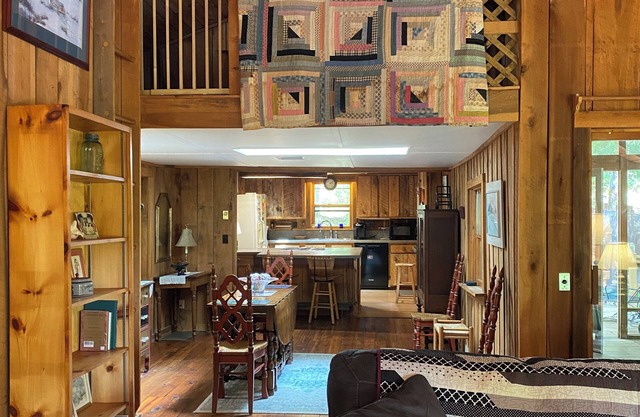 Retreat by the Rivah Experience this three bedroom custom built cabin, sleeps 8
