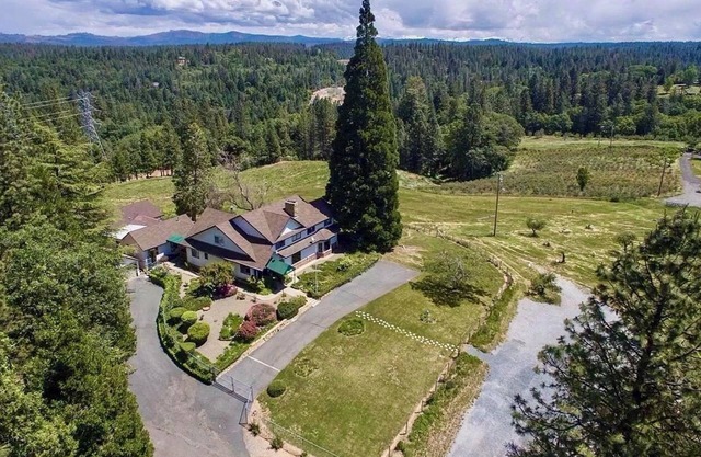Retreat - Heart of Apple Hill 5-bedroom farmhouse in Camino