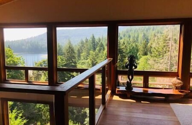 Retreat House with Lake & Mountain Views on Bowen