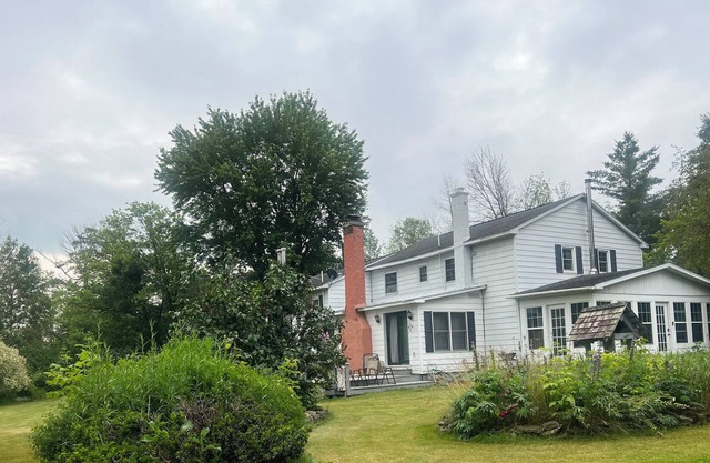Retreat style home , minutes drive to many attraction site and hike trails.