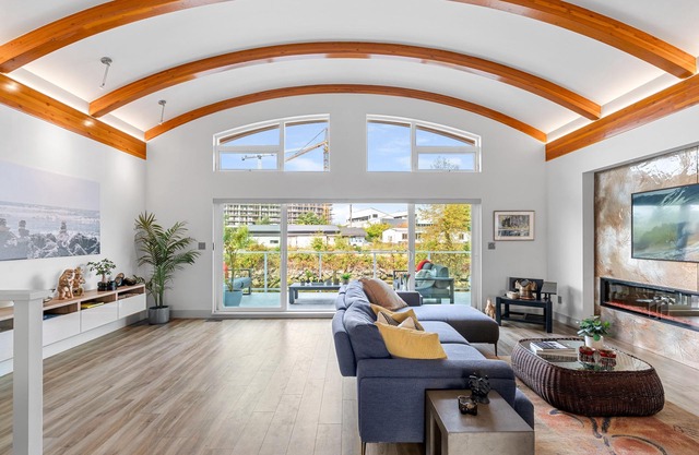 Retreat to "The Sea Haven" for comfort & style! Stay in an elegant floating home