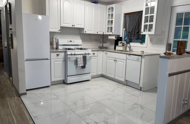 Beautiful 2 Bedroom Cottage with On-Site Parking