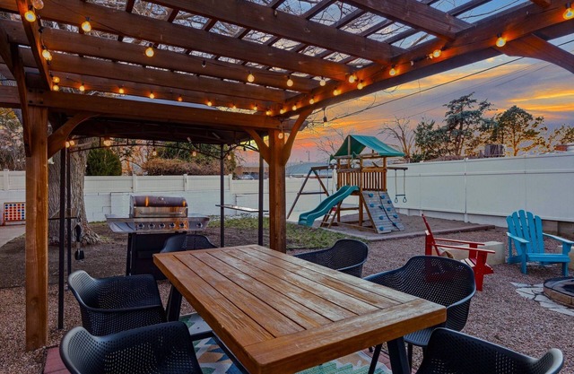 Retreat w/ HotTub, Steam Room, BBQ, Arcade, Nintendo Switch, WorkSpace & W/D