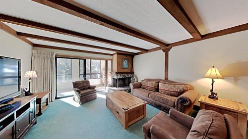 Retro 3 Bed 3 Bath Condo with Mountain View!