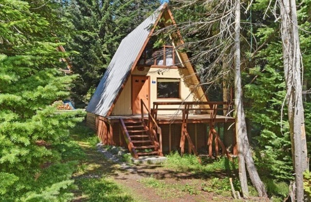 Retro A-frame Cabin w/fireplace