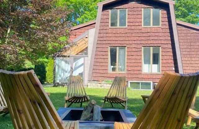 Retro A-frame cottage near beach