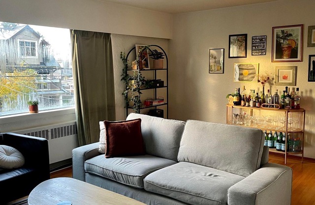 Retro apartment in central Kitsilano, walking distance from the beach.