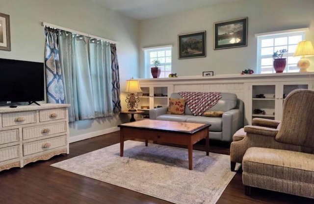 Retro Bungalow - 3 Beds/2 Baths - No Chores!