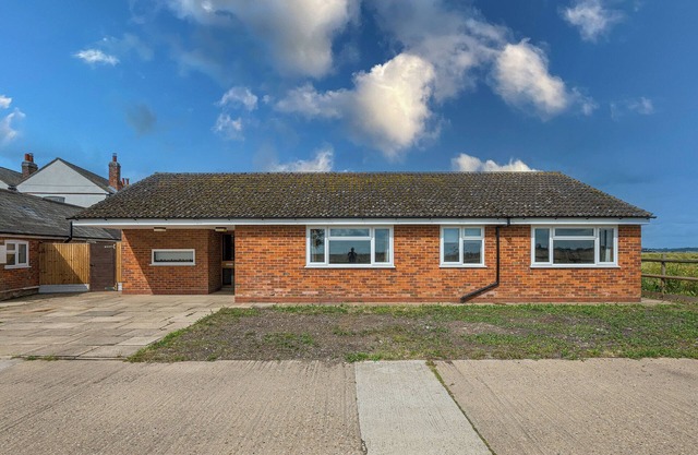 Retro cottage, 4 beds, sunset garden, RSPB Wallasea views. Family nature retreat