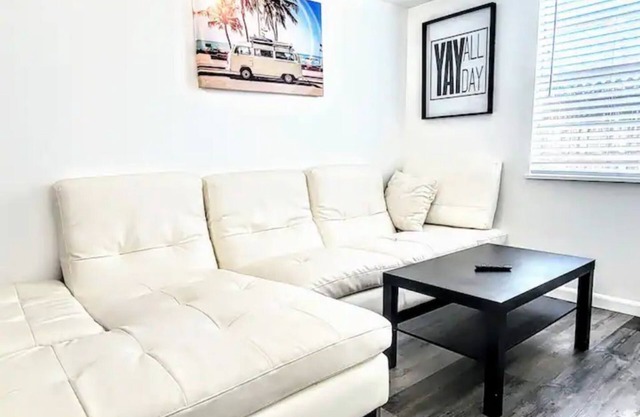 Retro Cottage - Short Walk to Wilton Dr. ,WIFI, Free Parking