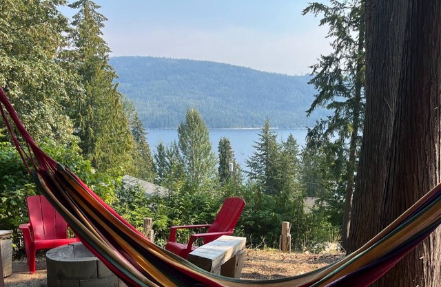 Retro Lakeview Cabin