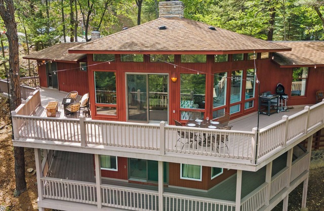 Retro Lodge ★ Great Location ⟁ Fire Pit ▞▚ Arcade ♡ Pet Friendly ▲ Mountain View