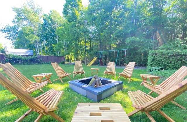 Retro modified A-Frame cottage across from Lake Huron (4 bdrm)