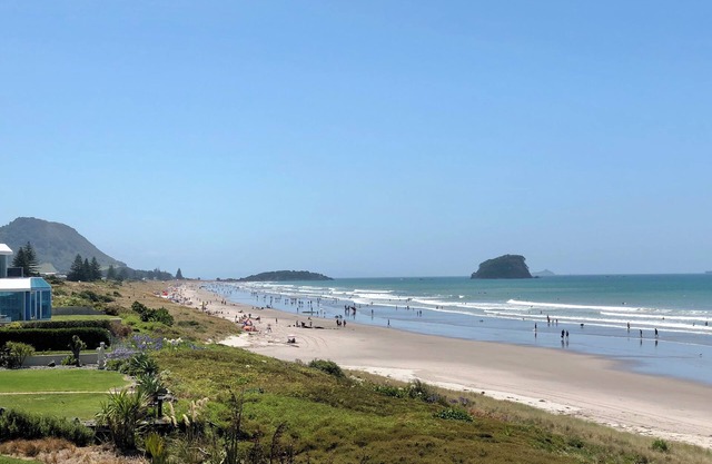 Retro Mount Beach Bach - classic 70's kiwi bach, 1 min walk from Mount beach!