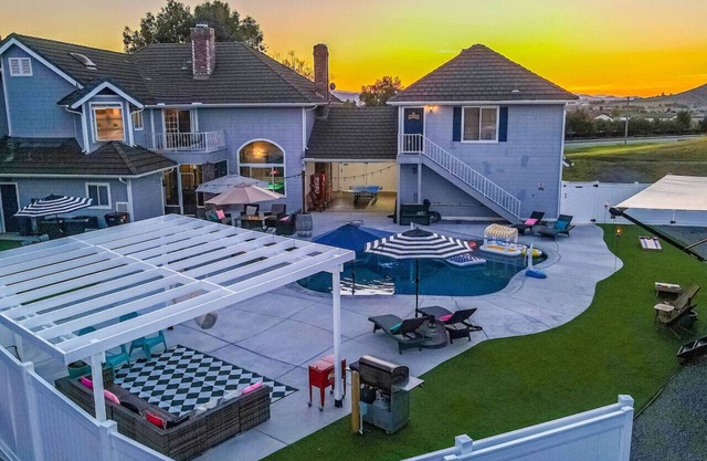 Retro Ranch Cottage 800sf Pool HotTub Pickleball