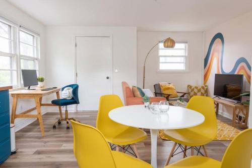 Retro Retreat: 1br home w/WFH desk, livingroom, and fire pit