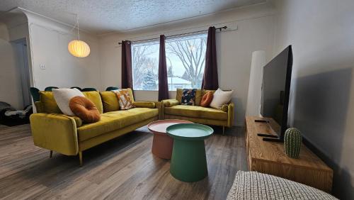 Retro Retreat - 3bdr, 1 bath, close to city center