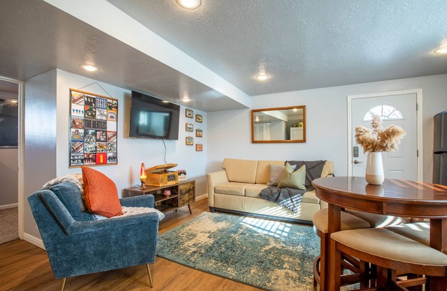 Retro Retreat - Full Kitchen, Near Downtown SLC .