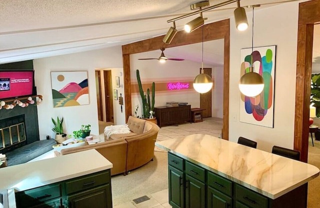 "Retro Retreat" Lakefront House