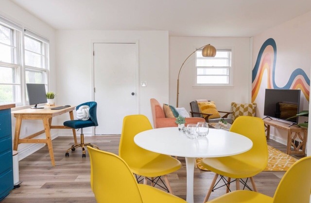 Retro Retreat: renovated 2BR, desk, no chore list!