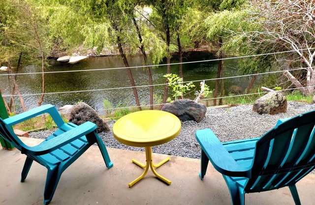 Retro River Casita -Waterfront, BBQ, Gameroom, Views 😍, 1 min to Sequoia Gate.