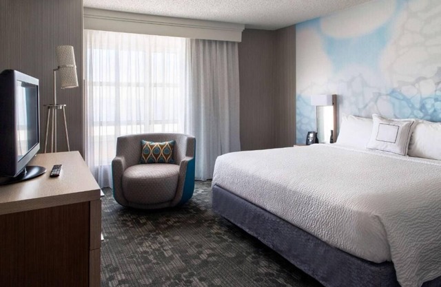 Revel in the Lap of Luxury! Heated Indoor Pool, Short Drive to Fox Theater!