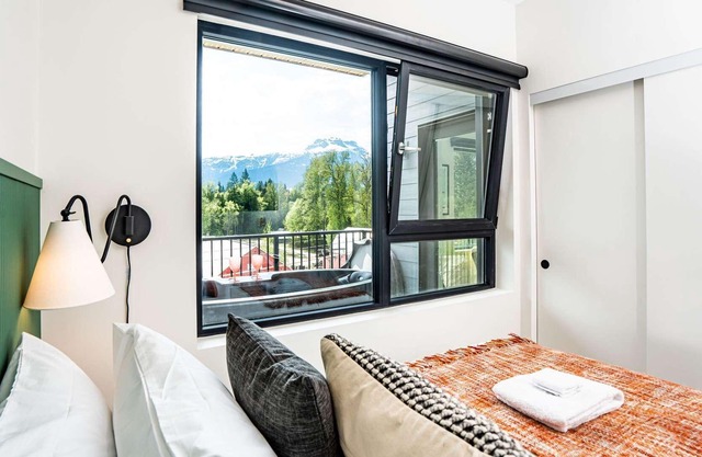 Revelstoke - Condo with Hot Tub-The Ski Shanty