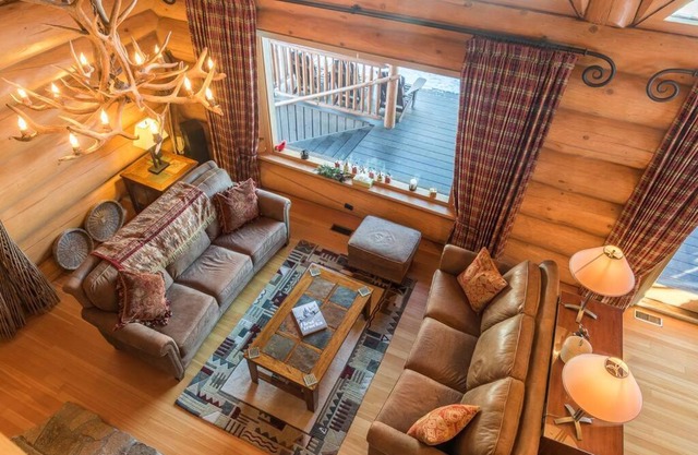 Revelstoke House Luxury Log House at Base of Resort