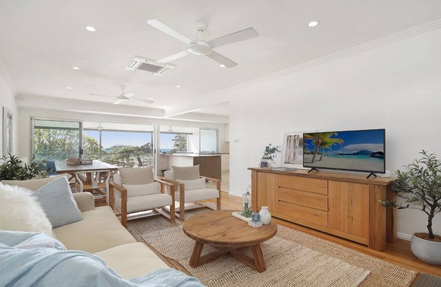 REVERIE | Views, WiFi | Accom Holidays