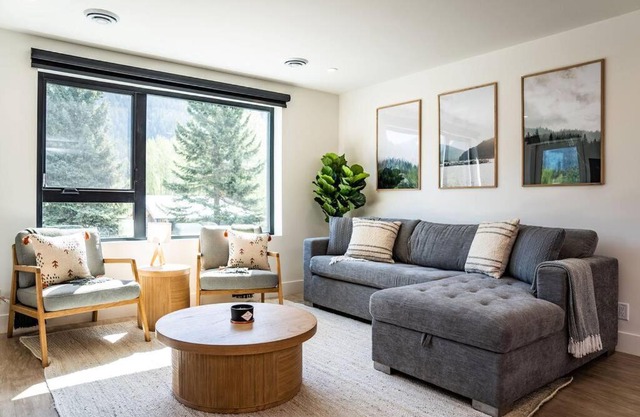Revy Bliss - Dazzling Condo in the Mountains