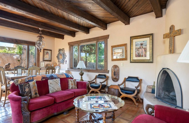 Rexie's Place | Mountain Views + 10 Min Drive to the Plaza!
