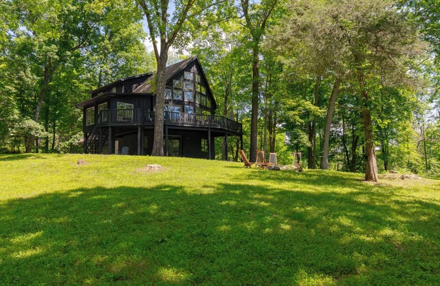 Rhinebeck Chalet: Modern Stylish Retreat