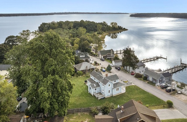 NEW! Rhode Island Haven: Walk to Greenwich Bay!