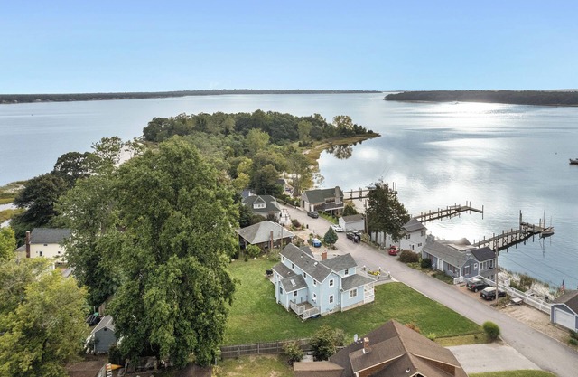 Rhode Island Haven: Walk to Greenwich Bay!