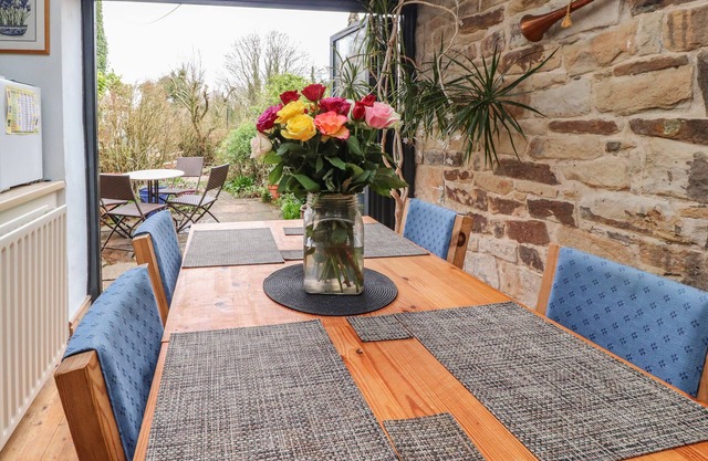 RIBBLE VALLEY COTTAGE, pet friendly, with open fire in Ribchester
