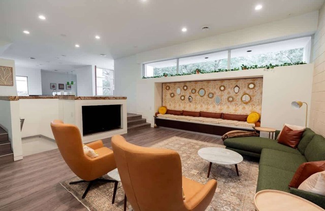 Rice Village Retreat - Upscale Townhome w/ Rooftop Deck