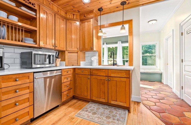 "Richland Retreat"- Roomy and Relaxing. 6 BR on 5 acres, 8 min. to Jordan-Hare