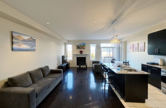 Richmond Hill/near Yonge Street/Hardcover townhouse/ Four rooms full of sunshine