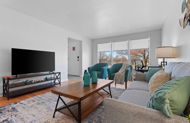 Ridge Road 15-minute walk to Lambeau Field, Resch Center and Titletown District!