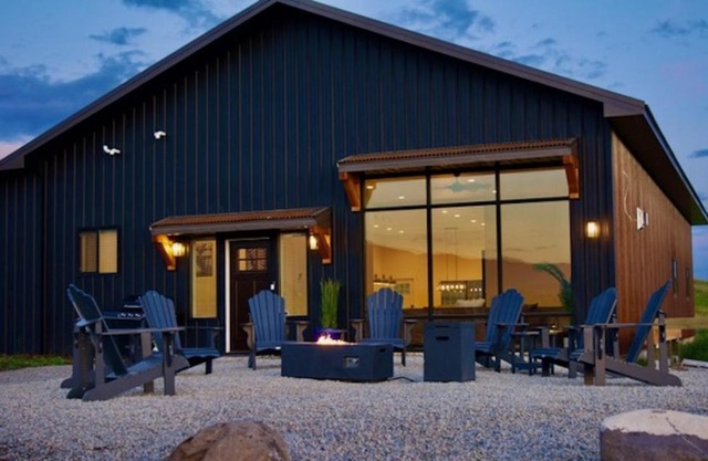 Ridgeline Retreat - beautiful getaway with views