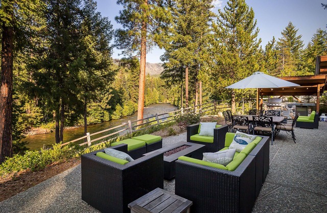 Panoramablick auf den Fluss, Leben im Freien, Whirlpool, Privatstrand, WiFi