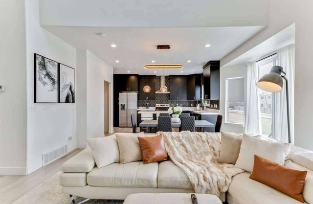 Right off Freeway, Quiet Neighborhood, King Bed!