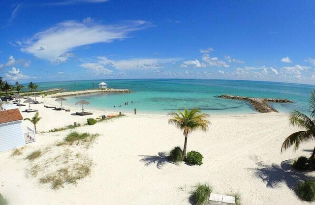 Bahama Breeze - direkt am Strand - privater Garten - weißer Sand