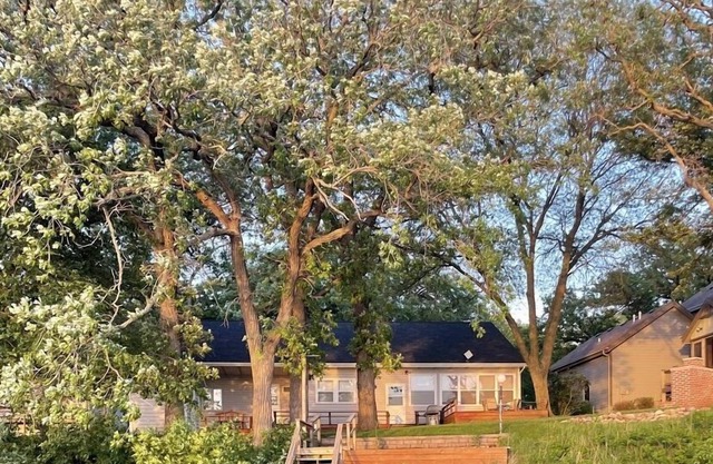 Sunset View Cabin on East Lake, Okoboji Sleeps7-8