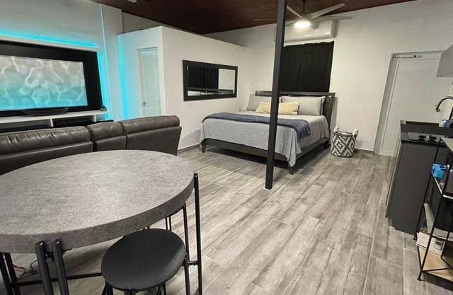 RINCON*COUPLES*KING BED*KITCHEN*CLOSE TO BEACH & REST.