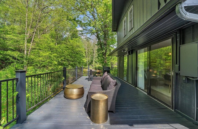 Ripple Effects * Waterfront deck * Pillow Fort * No Cleaning Fee