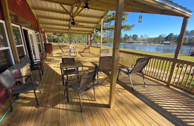 Ripples on the Lake Pristine private lake property that you will never forget