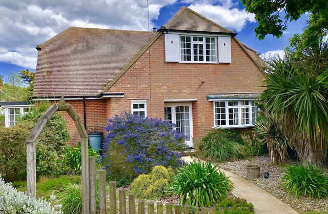 RIPPLEWAY, WALBERSWICK, pet friendly, with open fire in Walberswick